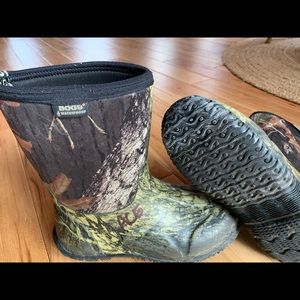 Big kid size 5 camo Bogs boots